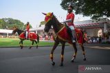 Personel Pasukan Pengamanan Presiden (Paspampres) mengawal Kereta Kencana yang membawa duplikat Bendera Pusaka Merah Putih dan Teks Proklamasi pada Upacara Peringatan Detik-Detik Proklamasi Kemerdekaan ke-78 Republik Indonesia di Istana Merdeka, Jakarta, Kamis (17/8/2023). HUT ke-78 RI mengangkat tema Terus Melaju untuk Indonesia Maju. ANTARA FOTO/Akbar Nugroho Gumay/Pool/wsj.