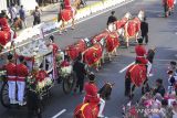 Sejumlah Personel Pasukan Pengamanan Presiden berkuda membawa kereta kencana saat mengikuti Kirab Bendera Pusaka Merah Putih di kawasan Monumen Nasional (Monas), Jakarta, Kamis (17/8/2023). Kirab budaya Bendera Pusaka Merah Putih dalam rangka upacara peringatan detik-detik Proklamasi Kemerdekaan RI yang berlangsung di Istana Merdeka. ANTARA FOTO/M Risyal Hidayat/wsj.