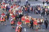 Sejumlah Personel Pasukan Pengamanan Presiden berkuda membawa kereta kencana saat mengikuti Kirab Bendera Pusaka Merah Putih di kawasan Monumen Nasional (Monas), Jakarta, Kamis (17/8/2023). Kirab budaya Bendera Pusaka Merah Putih dalam rangka upacara peringatan detik-detik Proklamasi Kemerdekaan RI yang berlangsung di Istana Merdeka. ANTARA FOTO/M Risyal Hidayat/wsj.