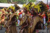 Personel Pasukan Pengamanan Presiden (Paspampres) mengenakan pakaian adat Papua mengawal Kereta Kencana yang membawa duplikat Bendera Pusaka Merah Putih dan Teks Proklamasi pada Upacara Peringatan Detik-Detik Proklamasi Kemerdekaan ke-78 Republik Indonesia di Istana Merdeka, Jakarta, Kamis (17/8/2023). HUT ke-78 RI mengangkat tema Terus Melaju untuk Indonesia Maju. ANTARA FOTO/Akbar Nugroho Gumay/Pool/wsj.