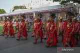 Personel Pasukan Pengamanan Presiden (Paspampres) mengenakan pakaian adat Papua mengawal Kereta Kencana yang membawa duplikat Bendera Pusaka Merah Putih dan Teks Proklamasi pada Upacara Peringatan Detik-Detik Proklamasi Kemerdekaan ke-78 Republik Indonesia di Istana Merdeka, Jakarta, Kamis (17/8/2023). HUT ke-78 RI mengangkat tema Terus Melaju untuk Indonesia Maju. ANTARA FOTO/Akbar Nugroho Gumay/Pool/wsj.