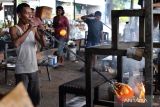 Pekerja menyelesaikan pembuatan kerajinan kaca tiup berbahan limbah kaca di kawasan Tegallalang, Gianyar, Bali, Rabu (16/8/2023). Berdasarkan data Badan Pusat Statistik (BPS) Provinsi Bali, ekonomi Bali pada periode triwulan II tahun 2023 mengalami pertumbuhan sebesar 5,60 persen jika dibandingkan dengan periode yang sama tahun sebelumnya dan diperkirakan masih akan berada dalam tren peningkatan pada triwulan III didukung dengan kondisi berbagai lapangan usaha yang terus menguat. ANTARA FOTO/Fikri Yusuf/wsj.