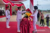Pasukan pengibar menerima bendera merah putih dari Pj Bupati Aceh Timur, Mahyuddin pada upacara HUT RI di Lapangan Pusat Pemerintahan Aceh Timur, Kamis (17/8/2023). ANTARA/Hayaturrahmah