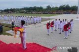Pasukan pengibar ketika hendak mengambil bendera dari Pj Bupati Aceh Timur, Mahyuddin pada upacara HUT RI di Lapangan Pusat Pemerintahan Aceh Timur, Kamis (17/8/2023). ANTARA/Hayaturrahmah