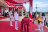 Pasukan pengibar ketika hendak mengambil bendera dari Pj Bupati Aceh Timur, Mahyuddin pada upacara HUT RI di Lapangan Pusat Pemerintahan Aceh Timur, Kamis (17/8/2023). ANTARA/Hayaturrahmah