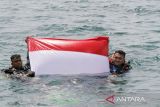 Danrem 011/Lilawangsa Kolonel Kav Kapti Hertantyawan (tengah) bersama penyelam gabungan TNI, Polri, Pramuka, dan komunitas penyelam melakukan persiapan pengibaran bendera Merah Putih di bawah laut Selat Malaka, Lhokseumawe, Aceh. Kamis (17/8/2023). Kegiatan tersebut dalam rangka memperingati HUT Kemerdekaan ke-78 Republik Indonesia. ANTARA/Rahmad