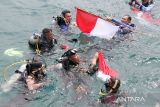 Danrem 011/Lilawangsa Kolonel Kav Kapti Hertantyawan (tengah) bersama penyelam gabungan TNI, Polri, Pramuka, dan komunitas penyelam melakukan persiapan pengibaran bendera Merah Putih di bawah laut Selat Malaka, Lhokseumawe, Aceh. Kamis (17/8/2023). Kegiatan tersebut dalam rangka memperingati HUT Kemerdekaan ke-78 Republik Indonesia. ANTARA/Rahmad