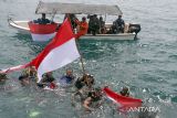 Danrem 011/Lilawangsa Kolonel Kav Kapti Hertantyawan (tengah) bersama penyelam gabungan TNI, Polri, Pramuka, dan komunitas penyelam melakukan persiapan pengibaran bendera Merah Putih di bawah laut Selat Malaka, Lhokseumawe, Aceh. Kamis (17/8/2023). Kegiatan tersebut dalam rangka memperingati HUT Kemerdekaan ke-78 Republik Indonesia. ANTARA/Rahmad