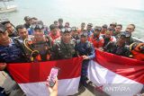 Danrem 011/Lilawangsa Kolonel Kav Kapti Hertantyawan (tengah) bersama penyelam gabungan TNI, Polri, Pramuka, dan komunitas penyelam melakukan persiapan pengibaran bendera Merah Putih di bawah laut Selat Malaka, Lhokseumawe, Aceh. Kamis (17/8/2023). Kegiatan tersebut dalam rangka memperingati HUT Kemerdekaan ke-78 Republik Indonesia. ANTARA/Rahmad