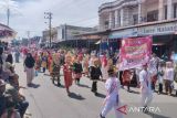 Pelajar mengikuti karnaval menyemarakkan HUT ke-78 Proklamasi Kemerdekaan Republik Indonesia 2023 di Idi, Aceh Timur, Kamis (17/8/2023). ANTARA/Hayaturrahmah