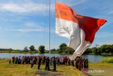 Sejumlah warga mengikuti upacara peringatan HUT ke-78 RI di bantaran Sungai Bengawan Solo, Tulungagung, Malo, Bojonegoro, Jawa Timur, Kamis (17/8/2023). Upacara bendera merah putih yang diikuti sedikitnya 78 peserta tersebut diselenggarakan untuk memperingati HUT ke-78 Republik Indonesia. ANTARA Jatim/Muhammad Mada/zk