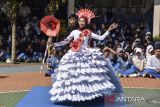 Siswa menggunakan busana daur ulang sampah pada fashion show siswa di SMK Negeri 1 Ciamis, Jawa Barat, Jumat (18/8/2023). Kegiatan belajar dalam Projek Penguatan Profil Pelajar Pancasila dan Budaya Kerja (P5BK) itu menampilkan busana dari sampah plastik karya siswa untuk mengkampanyekan pengurangan penggunaan kantong plastik dan mengajak peduli terhadap lingkungan. ANTARA FOTO/Adeng Bustomi/agr