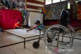 Siswa penyandang disabilitas membatik di Pusat Pelayanan Sosial, Griya Harapan Difabel Dinas Sosial Jabar di Cimahi, Jawa Barat, Jumat (18/8/2023). Sebanyak 11 orang penyandang disabilitas mengikuti pelatihan membatik yang ditujukan untuk pemberdayaan agar penyandang disabilitas mampu bersaing di dunia kerja serta batik hasil karya mereka dijual dari harga Rp375 ribu hingga jutaan rupiah dan telah dipasarkan ke berbagai wilayah di Indonesia. ANTARA FOTO/Raisan Al Farisi/agr