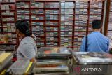 Pengunjung memilih kaset pita di toko musik DU 68 di Bandung, Jawa Barat, Jumat (18/8/2023). Toko musik DU 68 yang menjual rilisan fisik tersebut memiliki sekitar 15 ribu koleksi rilisan fisik seperti kaset pita, piringan hitam, vhs, beta max dvd, dan cd yang dijual dari harga Rp15 ribu hingga Rp500 ribu serta menjadi incaran kolektor dalam dan luar negeri. ANTARA FOTO/Raisan Al Farisi/agr