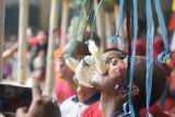 Warga binaan orang gangguan jiwa (ODGJ) di Yayasan Galuh mengikuti lomba makan kerupuk setelah melaksanakan upacara peringatan HUT ke-78 RI, di Bekasi, Jawa Barat, Kamis (17/8/2023). Selain upacara bendera, mereka juga ikut meramaikan dengan ikut serta di berbagai lomba sebagai bagian dari terapi. ANTARA FOTO/Paramayuda/tom.