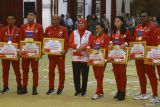 Gubernur Jawa Timur Khofifah Indar Parawansa (tengah) berfoto dengan atlet paragames dan pelatih di sela acara penyerahan penghargaan dan bonus di Gedung Negara Grahadi, Surabaya, Jawa Timur, Jumat (18/8/2023). Gubernur Jawa Timur Khofifah Indar Parawansa menganugerahkan penghargaan Jer Basuki Mawa Beya kepada 12 atlet dan 3 pelatih sebagai bentuk apresiasi atas prestasi mereka dalam kejuaraan Asean Paragames XII di Kamboja. Antara Jatim/Moch Asim/zk.