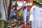 Gubernur Jawa Timur Khofifah Indar Parawansa (kiri) menyerahkan Bendera Merah Putih untuk dikibarkan kepada anggota Paskibraka saat Upacara Detik-detik Proklamasi Kemerdekaan ke-78 RI di Gedung Negara Grahadi di Surabaya, Jawa Timur, Kamis (17/8/2023). Selain dihadiri sejumlah Forkompinda dan oraganisasi perangkat daerah upacara tersebut diikuti 1.100 warga.  Antara Jatim/Moch Asim/zk.