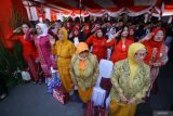 Warga memberi hormat pada Bendera Merah Putih saat Upacara Detik-detik Proklamasi Kemerdekaan ke-78 RI di Gedung Negara Grahadi di Surabaya, Jawa Timur, Kamis (17/8/2023). Selain dihadiri sejumlah Forkompinda dan oraganisasi perangkat daerah upacara tersebut diikuti 1.100 warga.  Antara Jatim/Moch Asim/zk.