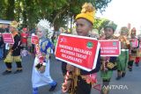 Sejumlah pelajar mengenakan busana adat nusantara mengikuti pawai budaya  keliling kota di Banda Aceh, Aceh, Sabtu (19/8/2023). Pawai budaya yang diikuti pelajar dari sejumlah sekolah dan termasuk parade mobil hias di daerah itu  dalam rangka  memeriahkan HUT  ke-78 Kemerdekaan Republik Indonesia. ANTARA FOTO/Ampelsa.