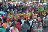 Sejumlah pelajar mengenakan busana adat nusantara mengikuti pawai budaya  keliling kota di Banda Aceh, Aceh, Sabtu (19/8/2023). Pawai budaya yang diikuti pelajar dari sejumlah sekolah dan termasuk parade mobil hias di daerah itu  dalam rangka  memeriahkan HUT  ke-78 Kemerdekaan Republik Indonesia. ANTARA FOTO/Ampelsa.