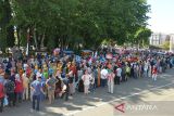 Sejumlah pelajar mengenakan busana adat nusantara mengikuti pawai budaya  keliling kota di Banda Aceh, Aceh, Sabtu (19/8/2023). Pawai budaya yang diikuti pelajar dari sejumlah sekolah dan termasuk parade mobil hias di daerah itu  dalam rangka  memeriahkan HUT  ke-78 Kemerdekaan Republik Indonesia. ANTARA FOTO/Ampelsa.