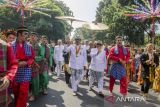 Gubernur Jawa Barat Ridwan Kamil (tengah) dan Wakil Gubernur Uu Ruzhanul Ulum (ketiga kanan) menyapa warga sebelum upacara peringatan Hari Jadi ke-78 Provinsi Jawa Barat di Lapangan Gasibu, Bandung, Jawa Barat, Sabtu (19/8/2023). Dalam acara tersebut Ridwan Kamil menyatakan Pemerintah Provinsi Jawa Barat telah mendapatkan 510 pernghargaan terhadap perubahan di berbagai bidang yang tediri dari 18 penghargaan internasional, 392 nasional, dan 100 non-pemerintah antara lain dibidang transformasi digital dan reformasi birokrasi, pesantren dan keumatan, investasi serta infrastruktur selama lima tahun terakhir. ANTARA FOTO/Novrian Arbi/agr
