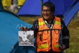 Aktivis Hafiz Riza menyampaikan penjelasan tentang energi terbarukan saat acara 'Camping Kemerdekaan' di kawasan perkemahan Batu Kembar, Caringin, Kabupaten Bogor, Jawa Barat, Sabtu (19/8/2023). Kegiatan yang digelar komunitas Camping Adventure Family Indonesia bekerja sama dengan komunitas I Love Energi Surya tersebut bertujuan untuk mengedukasi pentingnya energi bersih yang ramah lingkungan sekaligus untuk memeriahkan HUT ke-78 kemerdekaan Republik Indonesia. ANTARA FOTO/Aditya Pradana Putra/foc.
