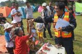 Aktivis Hafiz Riza (kanan) menyampaikan penjelasan tentang mainan edukasi bertenaga panas matahari saat acara 'Camping Kemerdekaan' di kawasan perkemahan Batu Kembar, Caringin, Kabupaten Bogor, Jawa Barat, Sabtu (19/8/2023). Kegiatan yang digelar komunitas Camping Adventure Family Indonesia bekerja sama dengan komunitas I Love Energi Surya tersebut bertujuan untuk mengedukasi pentingnya energi bersih yang ramah lingkungan sekaligus untuk memeriahkan HUT ke-78 kemerdekaan Republik Indonesia. ANTARA FOTO/Aditya Pradana Putra/foc.
