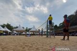 Babak penyisihan voli pantai di lapangan kawasan Pantai Batutakit, Mentok, Minggu (20/8/2023). (ANTARA Foto/Donatus Dasapurna)