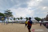 Babak penyisihan voli pantai di lapangan kawasan Pantai Batutakit, Mentok, Minggu (20/8/2023). (ANTARA Foto/Donatus Dasapurna)