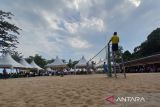 Babak penyisihan voli pantai di lapangan kawasan Pantai Batutakit, Mentok, Minggu (20/8/2023). (ANTARA Foto/Donatus Dasapurna)