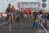 Sejumlah peserta mengayuh sepeda tuanya melintasi Jembatan Suroboyo saat Jambore Sepeda Tua Nasional di Surabaya, Jawa Timur, Minggu (20/8/2023). Pawai sepeda tua yang diikuti ratuan peserta dari berbagai komunitas sepeda tua dari berbagai daerah itu untuk menyemarakkan HUT ke-78 RI. ANTARA Jatim/Didik Suhartono/zk 
