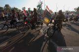 Sejumlah peserta mengayuh sepeda tuanya saat Jambore Sepeda Tua Nasional di Surabaya, Jawa Timur, Minggu (20/8/2023). Pawai yang diikuti peserta dari berbagai komunitas sepeda itu untuk menyemarakkan HUT ke-78 Kemerdekaan RI. ANTARA FOTO/Didik Suhartono/Spt.