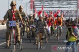 Sejumlah peserta mengayuh sepedanya melintasi Jembatan Suroboyo saat Jambore Sepeda Tua Nasional di Surabaya, Jawa Timur, Minggu (20/8/2023). Pawai yang diikuti peserta dari berbagai komunitas sepeda itu untuk menyemarakkan HUT ke-78 Kemerdekaan RI. ANTARA FOTO/Didik Suhartono/Spt.