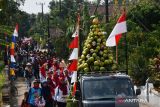 Sejumlah orang mengikuti Festival Kirab Budaya Tumpeng Jeruk Gedhe di Duwet, Kabupaten Magetan, Jawa Timur, Minggu (20/8/2023). Festival yang digelar di wilayah sentra jeruk pamelo tersebut untuk memeriahkan Hari Ulang Tahun ke-78 Proklamasi Kemerdekaan RI. ANTARA Jatim/Siswowidodo/ZK