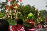  Sejumlah orang mengikuti Festival Kirab Budaya Tumpeng Jeruk Gedhe di Duwet, Kabupaten Magetan, Jawa Timur, Minggu (20/8/2023). Festival yang digelar di wilayah sentra jeruk pamelo tersebut untuk memeriahkan Hari Ulang Tahun ke-78 Proklamasi Kemerdekaan RI. ANTARA Jatim/Siswowidodo/ZK