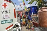 Petugas PMI Ciamis dan Personil Babinsa menyalurkan air bersih gratis untuk warga di Desa Cijulang, Kabupaten Ciamis, Jawa Barat, Senin (21/8/2023). Pemerintah Desa dibantu PDAM Tirta Galuh, PMI, BPBD Ciamis mendistribusikan bantuan air bersih sebanyak 5.000 liter untuk warga yang terdampak kekeringan di lima Dusun. ANTARA FOTO/Adeng Bustomi/agr