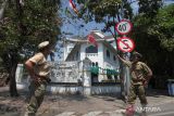 Komunitas pemerhati sejarah Rooderburg dan Surabaya Juang melakukan teatrikal Proklamasi Polisi Republik Indonesia di depan Gedung Polisi Isimewa, Surabaya, Jawa Timur, Senin (21/8/2023). Teatrikal itu digelar bertujuan untuk mengingatkan kembali kepada  masyarakat tentang nilai-nilai sejarah perjuangan para pejuang dalam Kemerdekaan Republik Indonesia, salah satunya di lokasi yang dulu menjadi markas Polisi Istimewa. ANTARA Jatim/Didik Suhartono/zk 