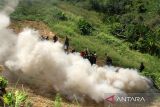 Plt Direktur Narkotika BNN Kombes Pol Guntur Aryo Tejo (dua kiri) menyulut api ke tanaman ganja saat memimpin operasi lanjutan pemusnahan ladang ganja di Desa Blang Manyak, Kecamatan Sawang, Aceh Utara, Aceh, Senin (21/8/2023). Dalam operasi itu petugas menemukan ladang ganja seluas 1,2 hektare dengan lebih dari 11.000 batang pohon ganja siap panen atau sekitar 5 ton yang kemudian dimusnahkan dengan cara dibakar. ANTARA/Rahmad