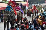 Sejumlah wisatawan menyaksikan parade budaya dan satwa di Taman Safari Indonesia (TSI), Cisarua, Kabupaten Bogor, Jawa Barat, Sabtu (19/8/2023). Parade yang diikuti 150 peserta dan 20 satwa TSI Bogor tersebut kembali digelar pasca pandemi COVID-19 dan dalam rangka memperingati HUT ke-78 Kemerdekaan Republik Indonesia. ANTARA FOTO/Arif Firmansyah/foc.