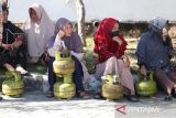 Warga antre mendapatkan gas elpiji 3 kg bersubsidi pada operasi pasar yang digelar Pemerintah Kota Banda Aceh bersama PT Pertamina di Banda Aceh, Aceh, Selasa (22/8/2023). Operasi pasar itu sebagai upaya menekan laju inflasi dengan menyediakan sekitar 2.000 tabung gas elpiji 3 kg bersubsidi sehingga dapat meringankan beban ekonomi warga, nelayan, pelaku UMKM dan petani. ANTARA/Irwansyah Putra.Antara Foto (Antara Foto)