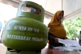 Warga antre mendapatkan gas elpiji 3 kg bersubsidi pada operasi pasar yang digelar Pemerintah Kota Banda Aceh bersama PT Pertamina di Banda Aceh, Aceh, Selasa (22/8/2023). Operasi pasar itu sebagai upaya menekan laju inflasi dengan menyediakan sekitar 2.000 tabung gas elpiji 3 kg bersubsidi sehingga dapat meringankan beban ekonomi warga, nelayan, pelaku UMKM dan petani. ANTARA/Irwansyah Putra