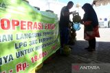 Petugas (kiri) melayani warga menukarkan gas elpiji 3 kg bersubsidi pada operasi pasar yang digelar Pemerintah Kota Banda Aceh bersama PT Pertamina di Banda Aceh, Aceh, Selasa (22/8/2023). Operasi pasar itu sebagai upaya menekan laju inflasi dengan menyediakan sekitar 2.000 tabung gas elpiji 3 kg bersubsidi sehingga dapat meringankan beban ekonomi warga, nelayan, pelaku UMKM dan petani. ANTARA/Irwansyah Putra