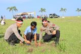 Polres Agam tanam ratusan pohon di Pantai Tornado antisipasi abrasi