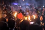 Wakil Bupati kabupaten Bangka Barat, provinsi Kepulauan Bangka Belitung Bong Ming Ming  saat menampilkan atraksi Silat Bintit kepada ribuan masyarakat yang hadir saat Opening Ceremony Porprov VI Babel, Selasa malam (22/08/2023).  (ANTARA/ HO-Humas Diskominfo Bangka Barat)