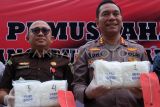 Kapolresta Pontianak Kombes Pol Adhe Hariadi (kanan) bersama Kasi Pidum Kejari Pontianak Abdul Kahar (kiri) memperlihatkan barang bukti narkotika jenis sabu-sabu saat pemusnahan barang bukti narkotika di Polresta Pontianak, Kalimantan Barat, Selasa (22/8/2023). Polresta Pontianak memusnahkan empat kilogram sabu-sabu hasil pengungkapan kasus yang dilakukan penumpang kapal laut rute Pontianak-Semarang di Pelabuhan Dwikora, Pontianak, Kalbar. ANTARA FOTO/Jessica Wuysang/Spt. 