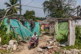 Kondisi rumah yang sudah tidak ditempati pemiliknya di Desa Bungur Mekar, Lebak, Banten, Selasa (22/8/2023). Sebanyak empat kampung yang berada di desa tersebut akan segera ditenggelamkan guna mengairi aliran air Waduk Karian pada September 2023. ANTARA FOTO/Muhammad Bagus Khoirunas/Spt.