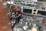 Aksi Spiderman bersihkan gedung di Malang