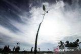 Personel kepolisian membawa bibit pohon mangrove saat penanaman serentak di pesisir pantai Desa Pusong Lhokseumawe, Aceh, Kamis (23/8/2023). Penanaman pohon serentak Polri dalam rangka HUT Ke-78 RI melalui program ÃPolri Lestarikan Negeri Penghijauan Sejak DiniÃ tersebut dilakukan bersamaan dengan penanaman Pohon Delegasi ASEAN Ministerial Meeting on Transnational Crime (AMMTC) ke-17 di Labuan Bajo, Manggarai Barat, Nusa Tenggara Timur. ANTARA/Rahmad