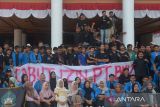 Mahasiswa dari berbagai perguruan tinggi bersama organisasi masyarakat membentangkan spanduk  saat aksi peduli lingkungan di kantor Pemerintahan Aceh, Banda Aceh, Aceh, Kamis (24/8/2023).  Aksi mahasiswa yang berlangsung rusuh itu menuntut  pemerintah Aceh menutup perusahaan tambang PT BMU di kabupaten Aceh Selatan yang diduga merusak lingkungan. ANTARA FOTO/Ampelsa.